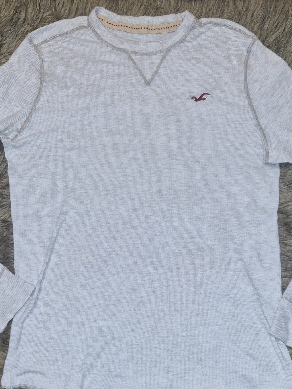 Hollister Men's Heather Light Gray Crewneck with Burgundy Logo